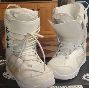 Snowboard boots